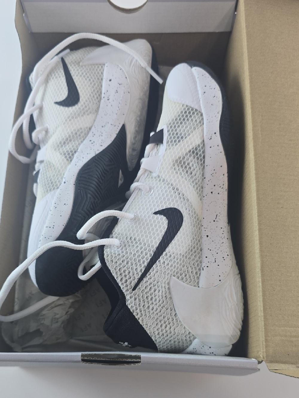 Nike White and Black Mesh Athletic Sneakers with Speckled Midsole